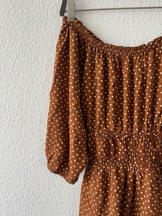 Vestido Pull&Bear hombros descubiertos lunares