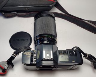 Canon T70 con objetivo Soligor 28-200mm