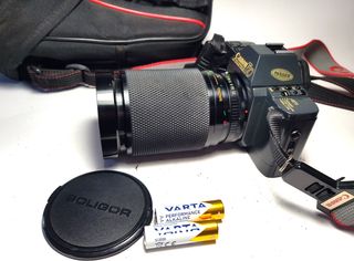 Canon T70 con objetivo Soligor 28-200mm