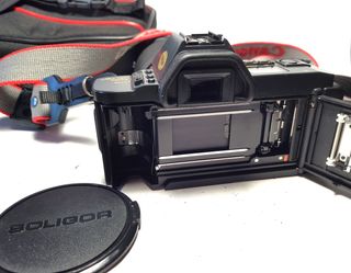 Canon T70 con objetivo Soligor 28-200mm