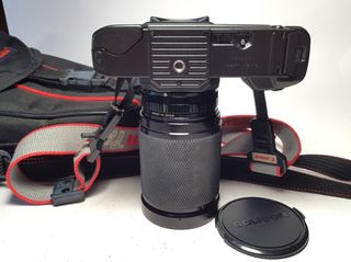 Canon T70 con objetivo Soligor 28-200mm