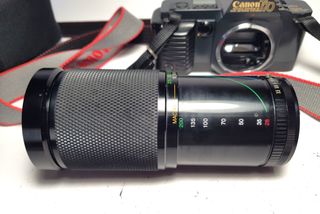 Canon T70 con objetivo Soligor 28-200mm