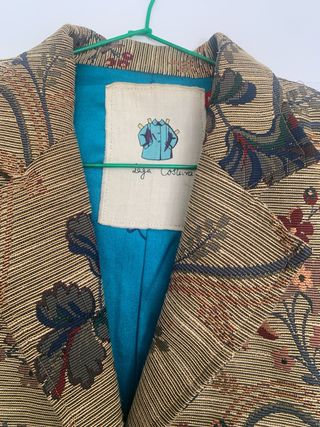 Abrigo corto tela adamascada flores