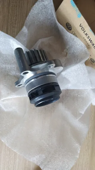Bomba de agua VW 06A 121 012 G