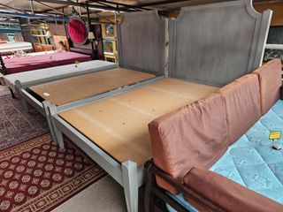 Camas robustas com estrado - 2 unidades