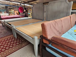 Camas robustas com estrado - 2 unidades