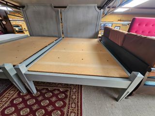 Camas robustas com estrado - 2 unidades