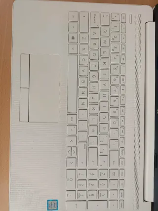 Portátil HP Intel Core i5 blanco.