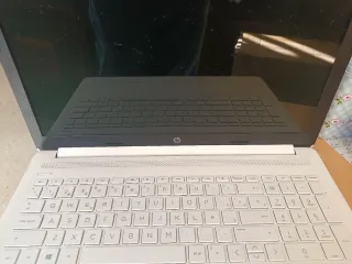 Portátil HP Intel Core i5 blanco.