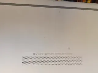 Portátil HP Intel Core i5 blanco.