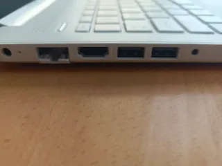 Portátil HP Intel Core i5 blanco.