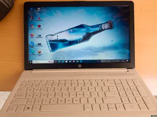 Portátil HP Intel Core i5 blanco.
