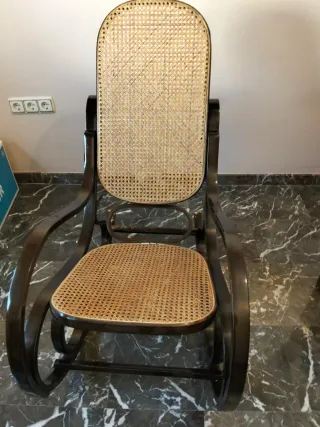 Mecedora de madera y ratán