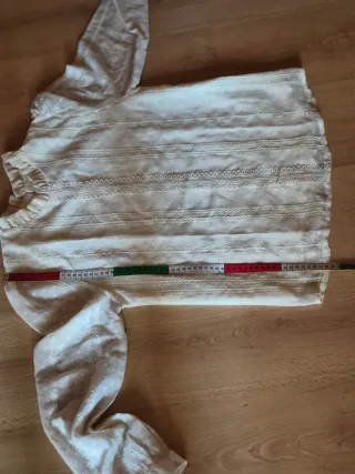 Blusa beige romántica con volantes