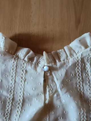 Blusa beige romántica con volantes