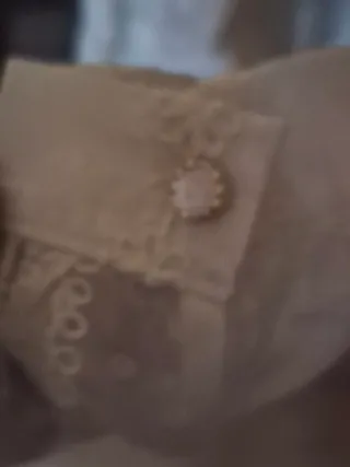 Blusa beige romántica con volantes