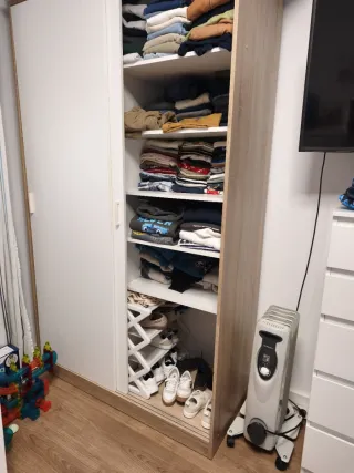 Armario de madera y blanco