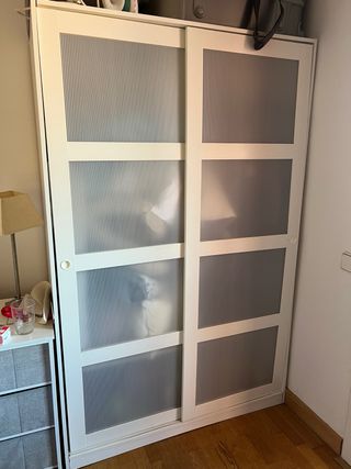 Guardaroba Ikea KVIKNE con porte scorrevoli