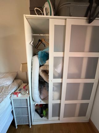 Guardaroba Ikea KVIKNE con porte scorrevoli