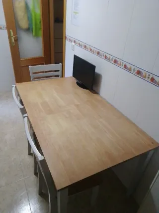 Mesa de madera con 4 sillas