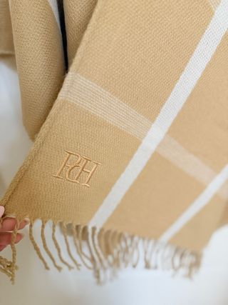 Capa Poncho Cuadros Flecos Pedro del Hierro