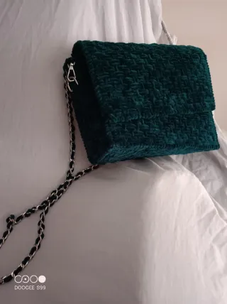 Bolso de mano tejido verde con cadena