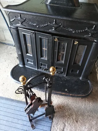 Estufa de leña negra con detalles dorados