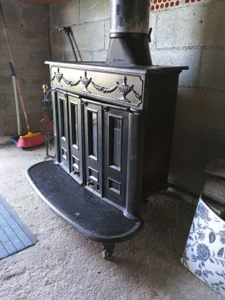 Estufa de leña negra con detalles dorados