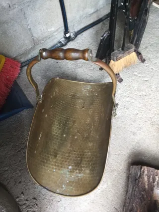 Estufa de leña negra con detalles dorados