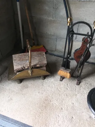 Estufa de leña negra con detalles dorados