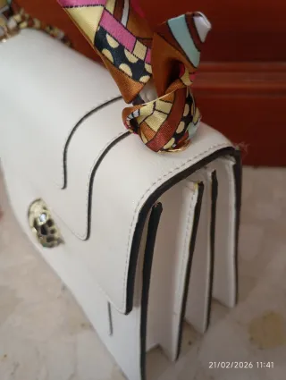 Bolso Blanco con Serpiente