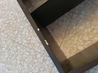 Estantería de madera negra