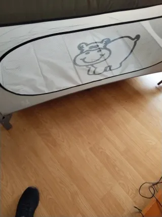 Cuna de viaje con estampado de hipopótamo