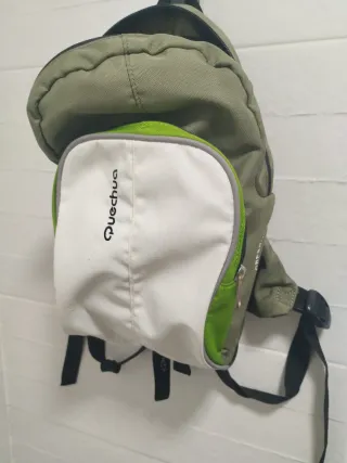 Mochila Quechua verde y blanca
