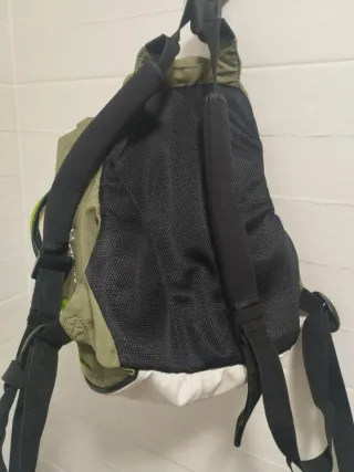 Mochila Quechua verde y blanca