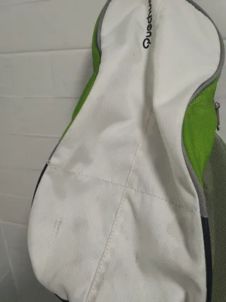 Mochila Quechua verde y blanca