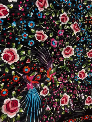 Manton bordado flores negro multicolor.
