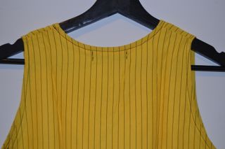 Blusa corta amarilla con rayas