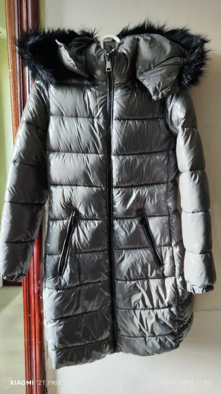 Plumífero gris con capucha y pelo