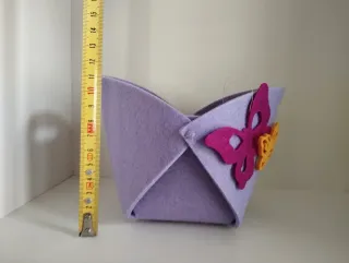 Cestino in panno decorato con farfalle