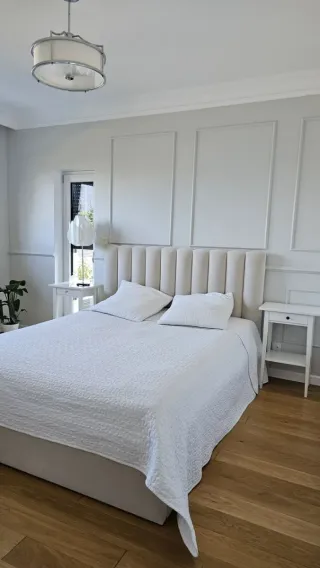 Cama tapizada gris con cabecero