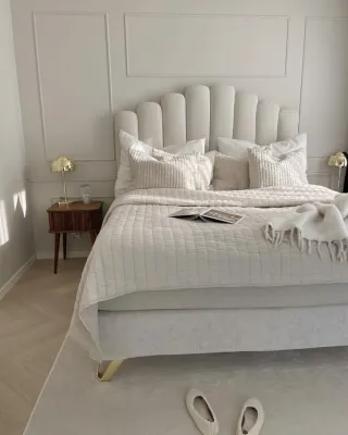 Cama tapizada gris con cabecero