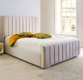 Cama tapizada gris con cabecero