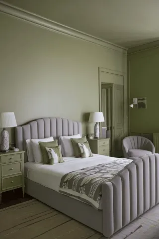 Cama tapizada gris con cabecero