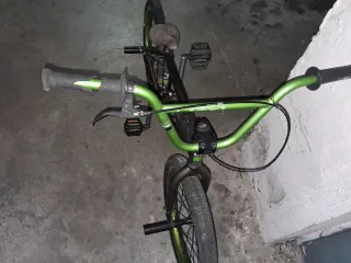 Bicicleta BMX gris con detalles verdes