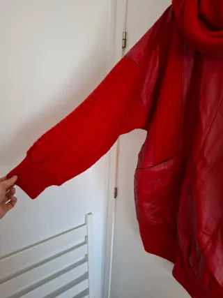 Abrigo tipo sudadera larga de punto y imita piel