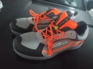 Zapatos de seguridad Sparco grises y naranjas