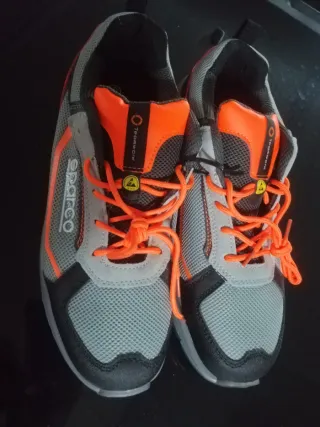 Zapatos de seguridad Sparco grises y naranjas
