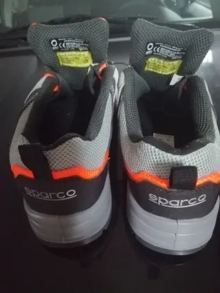 Zapatos de seguridad Sparco grises y naranjas