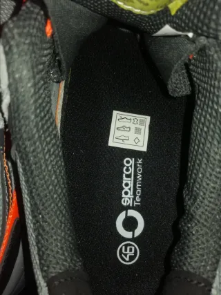 Zapatos de seguridad Sparco grises y naranjas